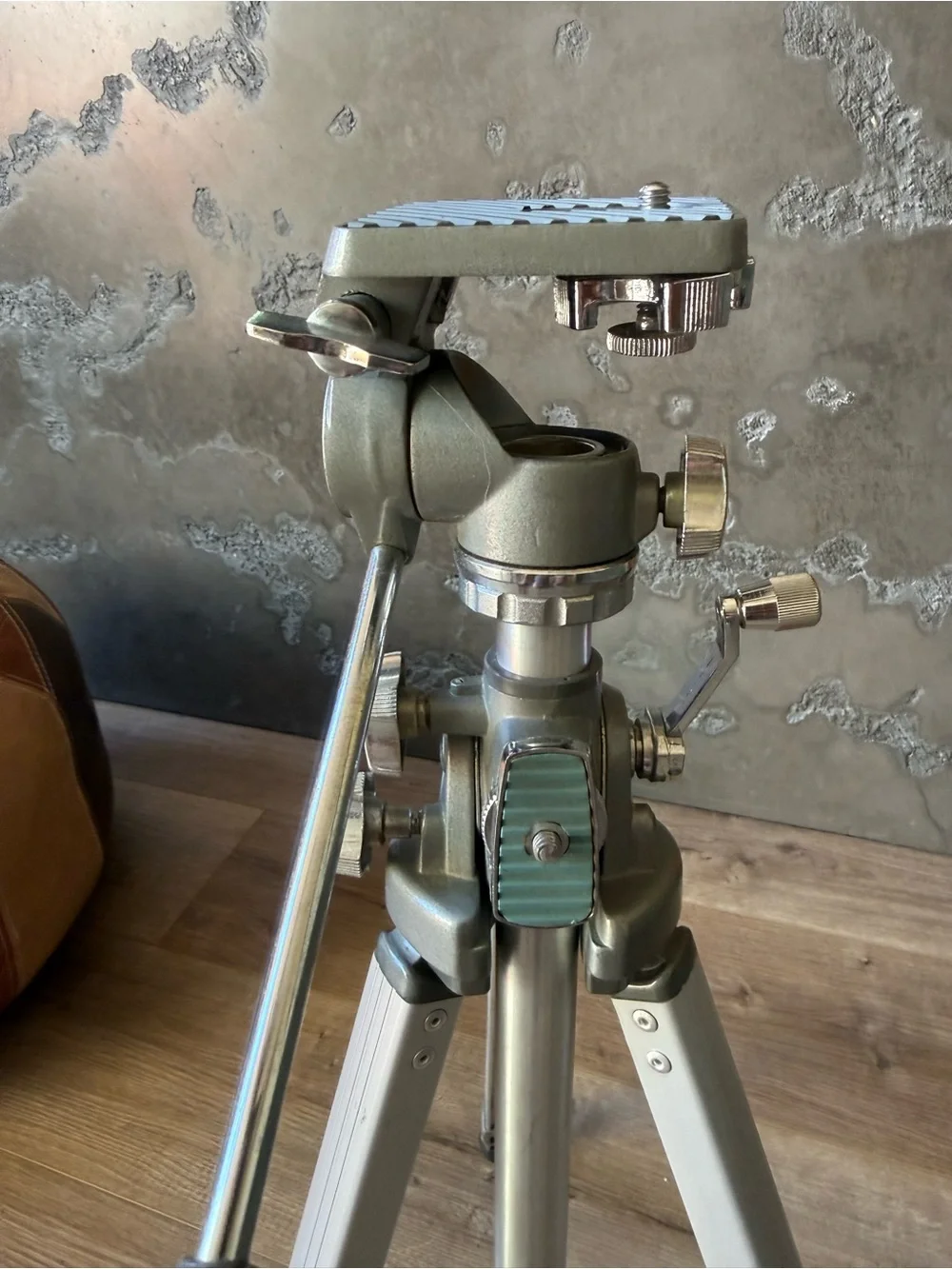 VINTAGE MANON 600 PROFESSIONAL CAMERA TRIPOD – MADE IN JAPAN